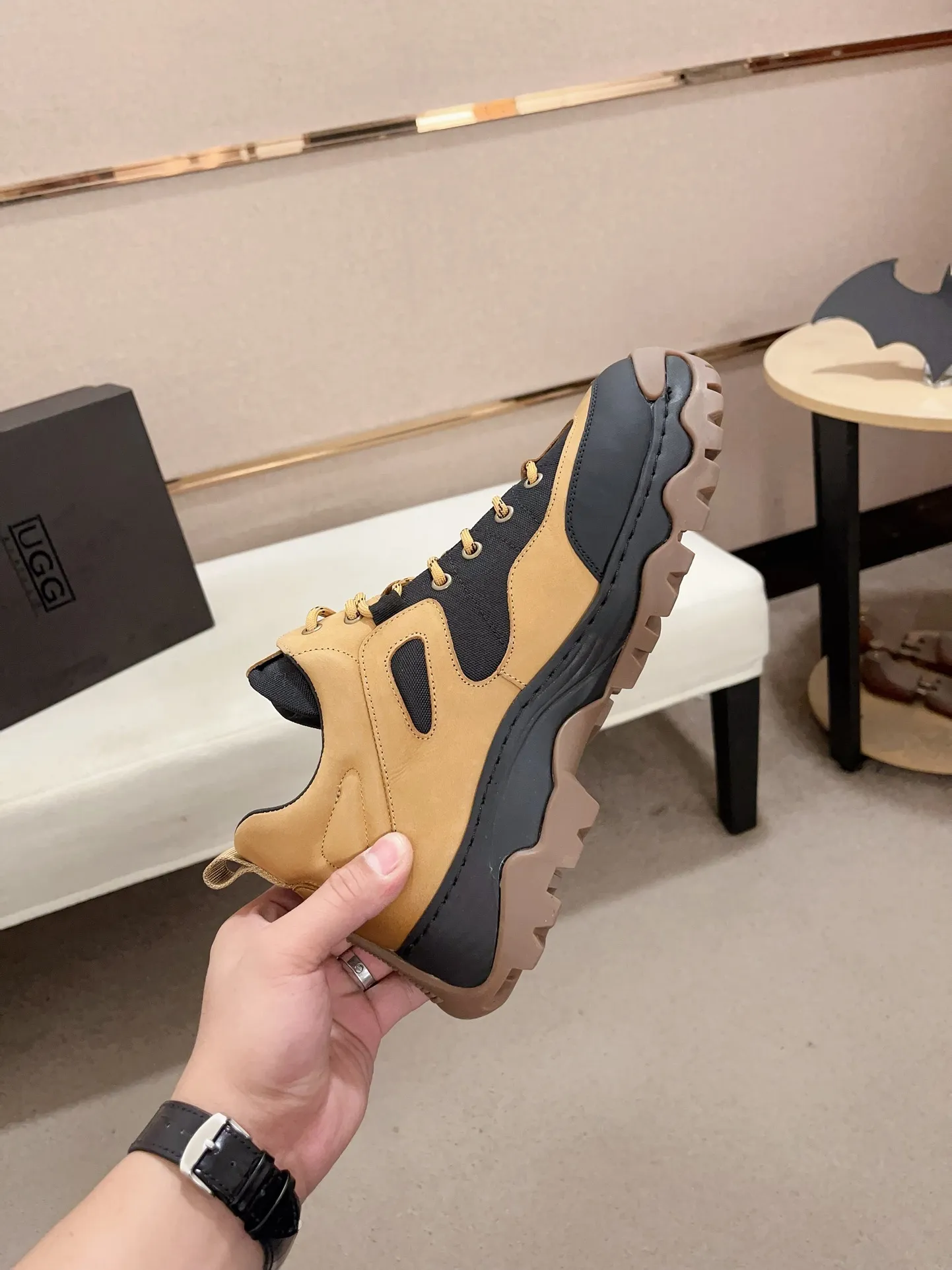 Factory Price: 360 Men's Men's Shoes💰North American Men's Shoes Ugg ☃️In the special sale of new high-quality men's shoes snow boots in autumn and winter, the nemesis of extreme cold weather! Made of cowhide leather, merino wool lining, and original outsole, whether driving, outdoor or daily wear, there is always one that suits you! Code number 39-44